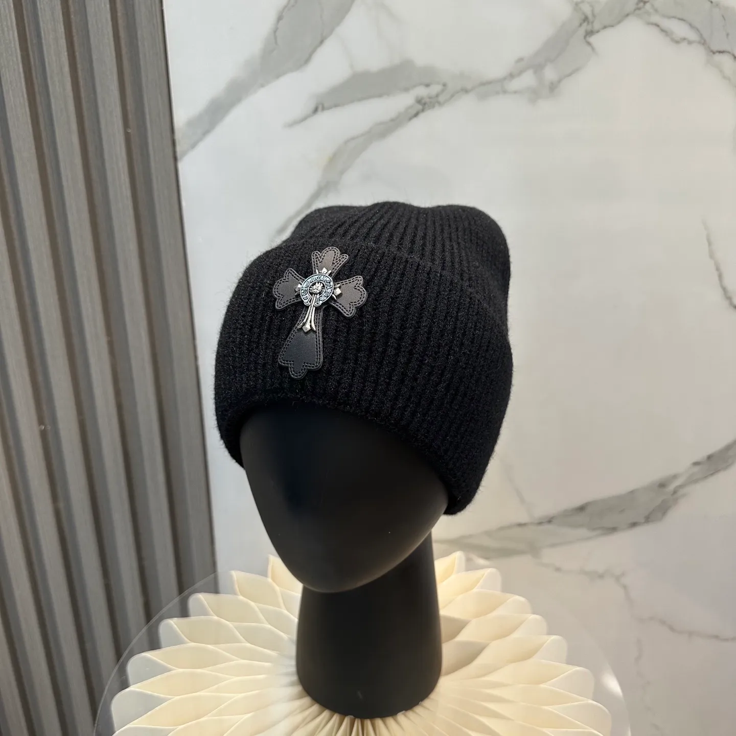 P46 🤍Chrome hearts new autumn and winter cross knitted hat🧶 One of the must-have hats in autumn and winter~ It really looks good on whoever wears it~, it is also a perfect match in black and white and gray in autumn~